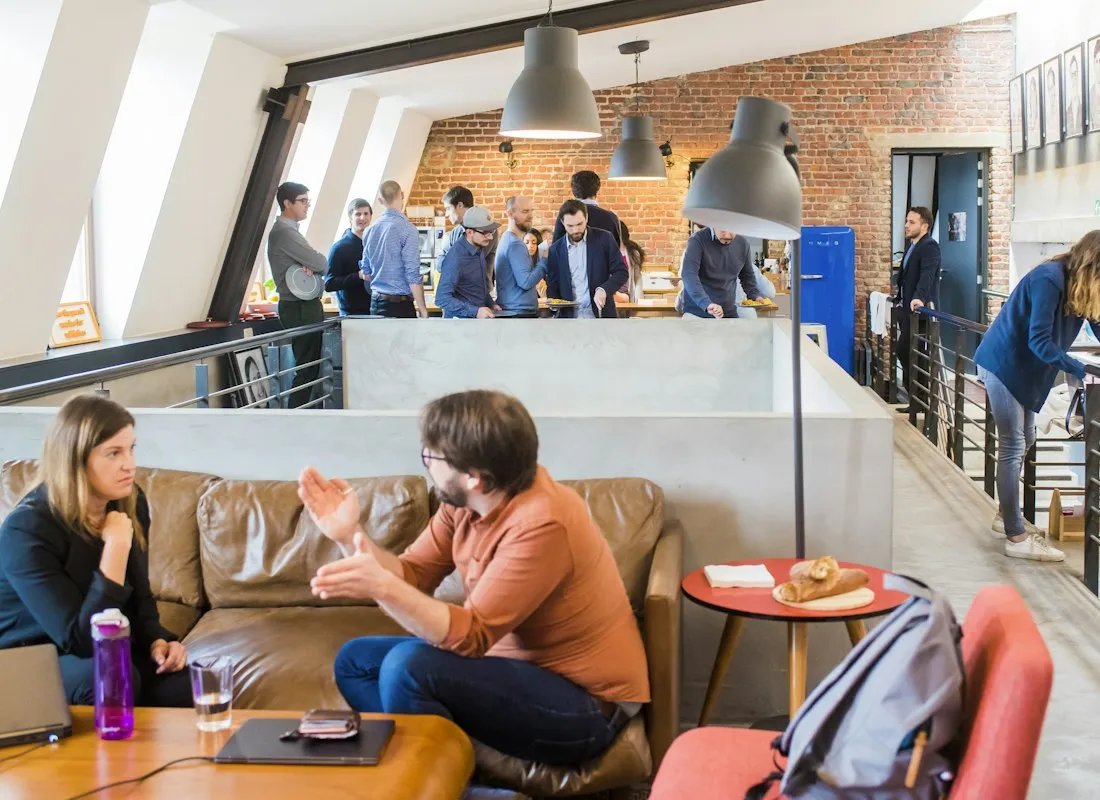 Collega’s overleggen in een gezamenlijke kantoorruimte