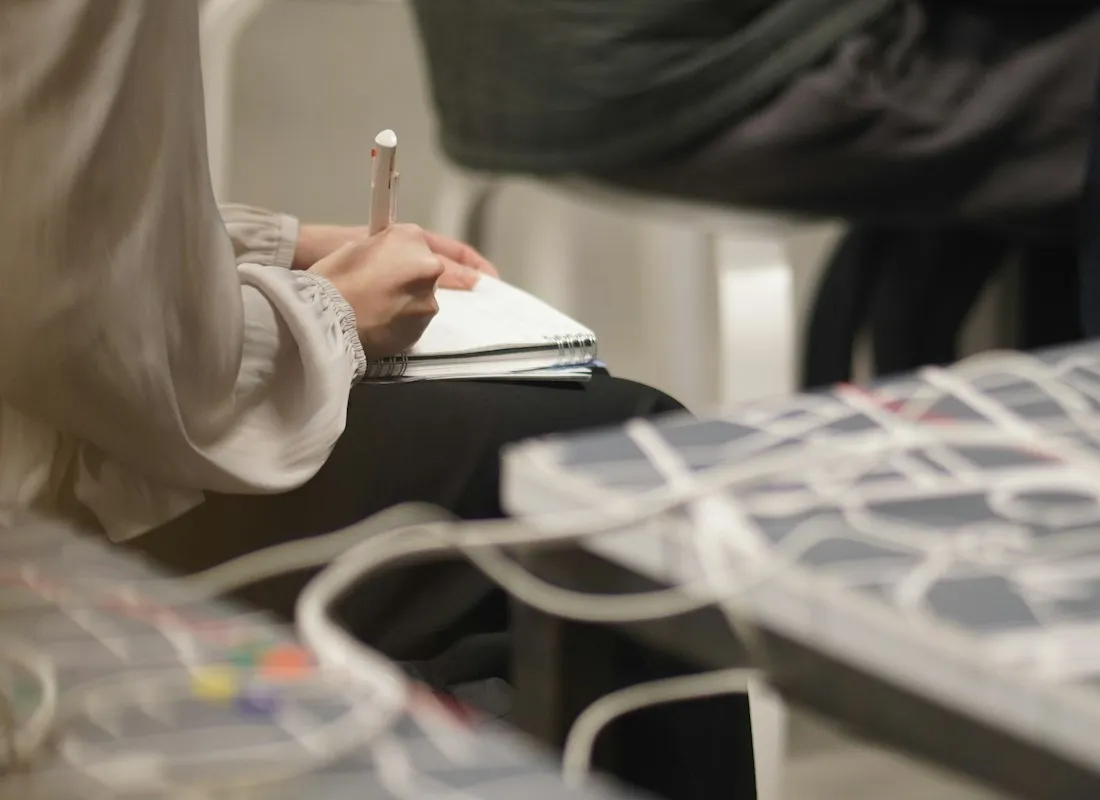 Medewerker maakt aantekeningen tijdens een bijeenkomst