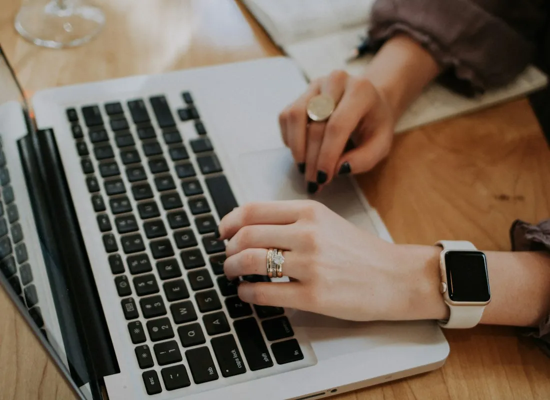 Medewerker maakt aantekeningen naast een laptop