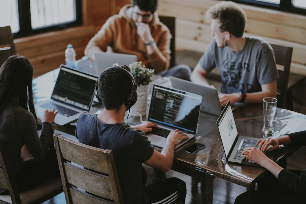 Professionals die samen aan een project werken