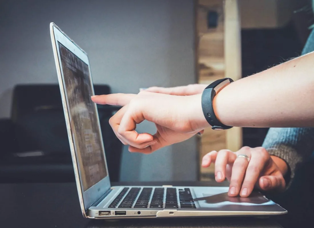 Samen informatie bekijken op een laptop
