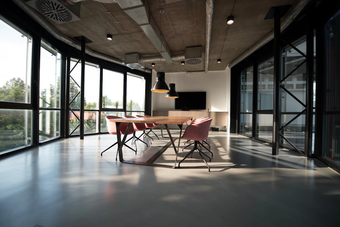 Verlichting en ventilatie in een modern kantoorinterieur